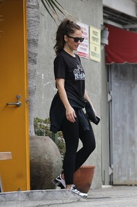 minka-kelly-leaves-a-gym-in-beverly-hills-05-30-2023-5.jpg