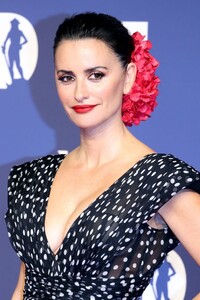 penelope-cruz-at-68th-david-di-donatello-red-carpet-in-rome-05-10-2023-7.jpg