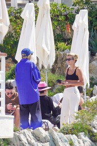 sofia-richie-enjoys-breakfast-at-cap-eden-roc-hotel-in-cap-d-antibes-04-20-2023-1.jpg
