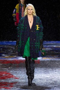 00021-tommy-now-fall-2022-ready-to-wear-credit-gorunway.thumb.jpg.3e371caa1df61d51dbb8d38ffe524592.jpg