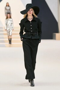 00023-chanel-fall-2022-couture-credit-gorunway.thumb.jpg.8cf7fc35378435c01ea98e375ea36327.jpg