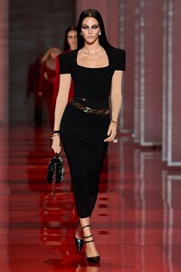 00033-versace-fall-22-ready-to-wear-milan-credit-gorunway.thumb.jpg.b37ce4b69fc5f4d71caf5b6ccb6dfeeb.jpg