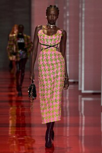 00046-versace-fall-22-ready-to-wear-milan-credit-gorunway.thumb.jpg.29f9daf59cf447e697fb946ef4569dab.jpg