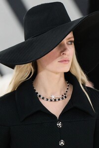 00057-chanel-fall-2022-couture-details-credit-gorunway.thumb.jpg.493e50d55a4382940e0d003855d28869.jpg