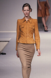 10614339_Trussardi1997WomenRTW45.thumb.jpg.872b4a7d989c6b1f35fa77dcfee0c52a.jpg