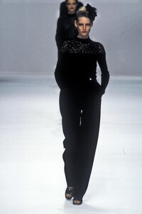 1601179918_SoniaRykiel1996WomenRTW110.thumb.jpg.37a302d324213959bf8fe8fbb09a0d9a.jpg