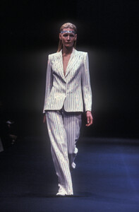2009137942_PacoRabanne1998WomenRTW5.thumb.jpg.c41b34923ea53dc9f951b5c4cf0ff714.jpg