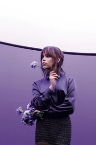 LCP GRIS DIOR - JENNA ORTEGA - CREDIT PHOTO MIKAEL JANSSON POUR CHRISTIAN DIOR PARFUMS (1).webp