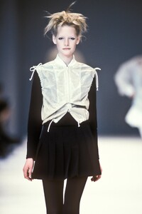 292069068_CommedesGarcons1990WomenRTW68.thumb.jpg.a23ce74475a15b5c1006785cea9b9f32.jpg