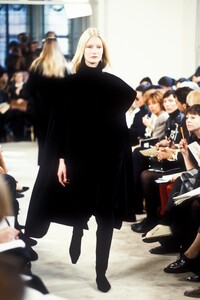 304233947_Prada1990WomenRTW44.thumb.jpg.8e6f99eb3040e8d8dd356098c5f05b7b.jpg