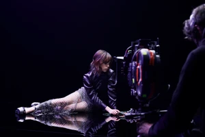 LCP GRIS DIOR - JENNA ORTEGA - CREDIT PHOTO MIKAEL JANSSON POUR CHRISTIAN DIOR PARFUMS (3) (1).webp