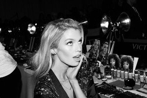 439035665_StellaMaxwell-TheCoveteur2018_11.09CastVSShowforMen25339967.thumb.jpg.c6d1b6a007e6da3f4b19aa54898e73ff.jpg