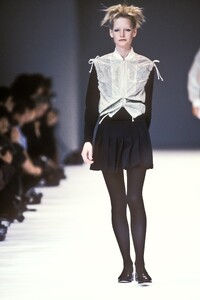 622830079_CommedesGarcons1990WomenRTW67.thumb.jpg.6f2ec642909ffa45c52bf4f300c97055.jpg