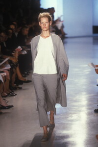 683736144_DonnaKaran1999WomenRTW11.thumb.jpg.b8c5b1b1c67c953fa93ae11bf754698e.jpg