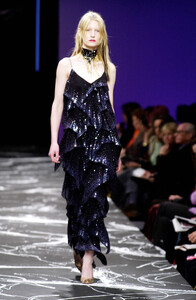 771936101_EmanuelUngaro2000WomenRTW1.thumb.jpg.e4e965bdd5272726a37319ee614c0bd4.jpg