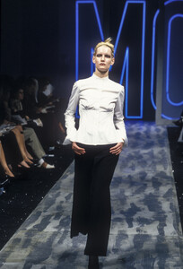 90572930_Moschino1998WomenRTW117.thumb.jpg.26b12659e38e93d9a6623cfc0bc934fb.jpg