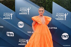 StarringKathrynNewton_SAGArrivals_0005.jpg