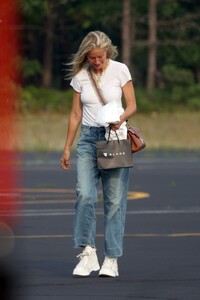 gwyneth-paltrow-aand-brad-falchuk-arrives-at-hamptons-heliport-06-30-2023-1.jpg