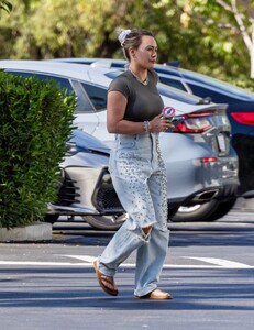 hilary-duff-out-in-studio-city-07-19-2023-2.jpg
