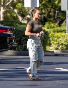 hilary-duff-out-in-studio-city-07-19-2023-6.jpg