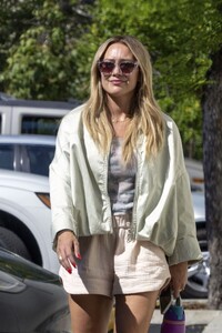 hilary-duff-out-in-studio-city-07-26-2023-3.jpg