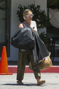hilary-duff-out-shopping-at-beverly-glen-mall-in-beverly-hills-07-19-2023-1.jpg