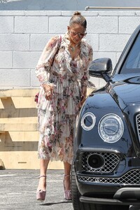 jennifer-lopez-arrives-at-kohler-store-in-los-angeles-06-29-2023-3.jpg