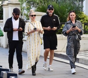 kate-hudson-and-danny-fujikawa-and-stella-mccartney-and-alasdhair-willis-out-in-notting-hill-07-06-2023-9.jpg