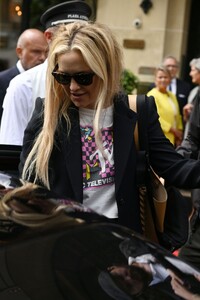 kate-hudson-leaves-her-hotel-in-paris-07-05-2023-4.jpg