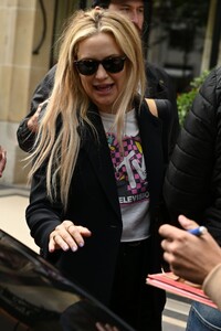 kate-hudson-leaves-her-hotel-in-paris-07-05-2023-9.jpg