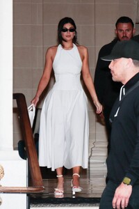 kylie-jenner-leaves-her-hotel-in-paris-05-28-2023-3.jpg