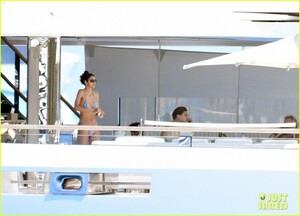 leonardo-dicaprio-on-boat-with-neelam-gill-13.jpg