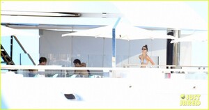 leonardo-dicaprio-on-boat-with-neelam-gill-40.jpg