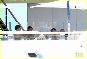 leonardo-dicaprio-on-boat-with-neelam-gill-48.jpg
