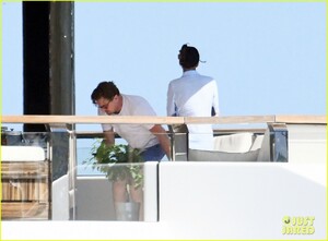 leonardo-dicaprio-on-boat-with-neelam-gill-52.jpg
