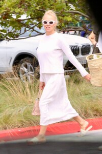 pamela-anderson-out-shopping-in-malibu-07-09-2023-2.jpg