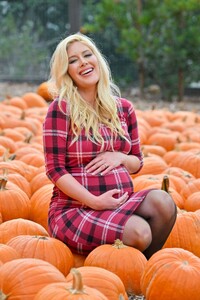 pregnant-heidi-montag-at-a-local-pumpkin-patch-in-los-angeles-10-14-2022-4.jpg