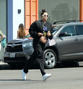 pregnant-sahy-mitchell-out-in-los-angeles-03-26-2022-2.jpg
