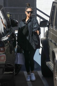 pregnant-shay-mitchell-at-a-dermatologist-in-beverly-hills-03-08-2022-5.jpg