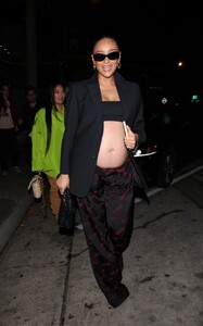 pregnant-shay-mitchell-leaves-craig-s-restaurant-in-west-hollywood-03-29-2022-2.jpg