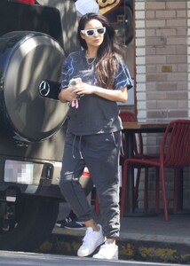pregnant-shay-mitchell-out-for-lunch-at-little-dom-s-in-los-angeles-03-25-2022-2.jpg
