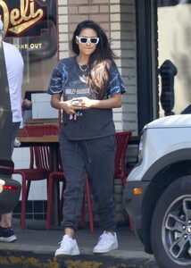 pregnant-shay-mitchell-out-for-lunch-at-little-dom-s-in-los-angeles-03-25-2022-4.jpg