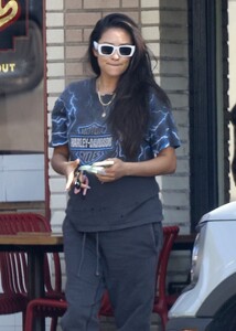 pregnant-shay-mitchell-out-for-lunch-at-little-dom-s-in-los-angeles-03-25-2022-6.jpg