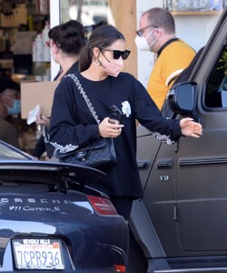 pregnant-shay-mitchell-out-for-lunch-in-los-angeles-02-10-2022-1.jpg
