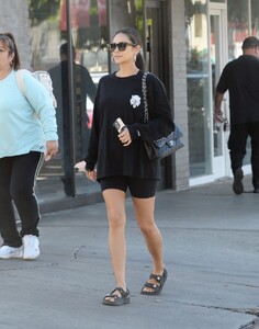 pregnant-shay-mitchell-out-for-lunch-in-los-angeles-02-10-2022-4.jpg