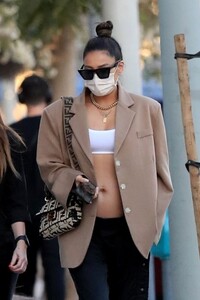 pregnant-shay-mitchell-out-in-los-angeles-02-11-2022-6.jpg