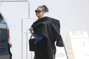 rihanna-at-lax-in-los-angeles-05-26-2023-0.jpg