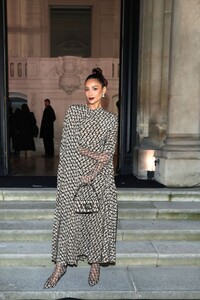 shay-mitchell-arrives-at-valentino-fashion-show-aat-pfw-in-paris-03-05-2023-5.thumb.jpg.54d12f7bccc5d8fcf21b386dc103eaab.jpg