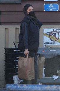 shay-mitchell-at-a-grocery-store-in-los-feliz-02-02-2022-3.thumb.jpg.47685bfdad052f5ec6dff2248bb68063.jpg
