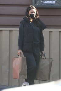 shay-mitchell-at-a-grocery-store-in-los-feliz-02-02-2022-5.thumb.jpg.48a5e537d6aeb971ba96d1da0e35ed67.jpg